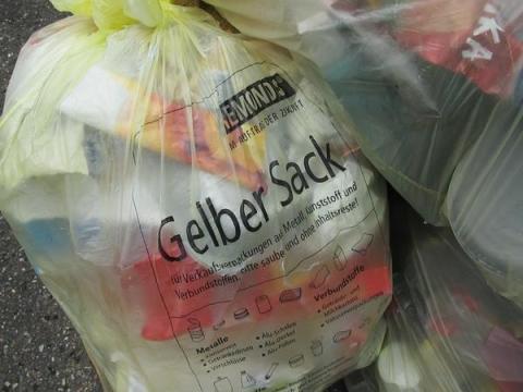 Gelbe Säcke mit Plastikmüll