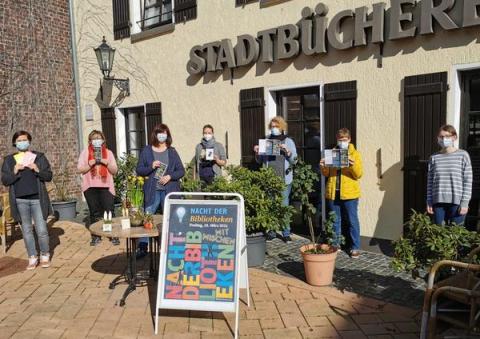 Menschen im Freien mit Plakaten