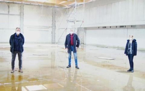 Drei Personen in Baustelle Sporthalle