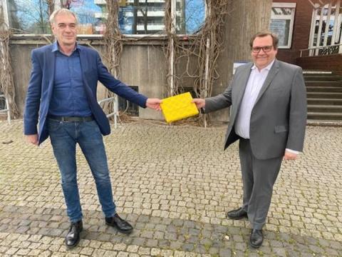 Zwei Männer vor Rathaus