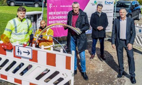 5 Männer stehen an einer Baustelle