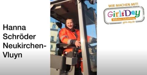 Frau sitzt in einem Radlader