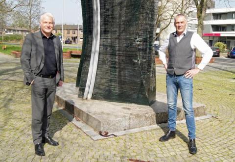 Zwei Männer vor Brunnen