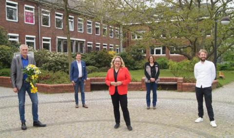 5 Personen im Abstand vor Rathaus
