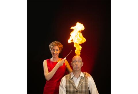 Frau hält Mann Flamme hinter den Kopf