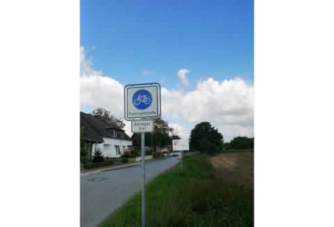 Straße mit Schild Fahrradstraße