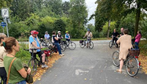 Menschen mit Fahrrädern stehen im Kreis