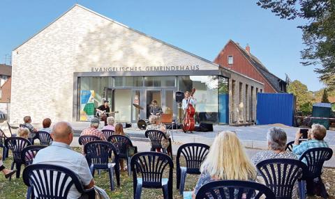 Publikum vor Gemeindehaus