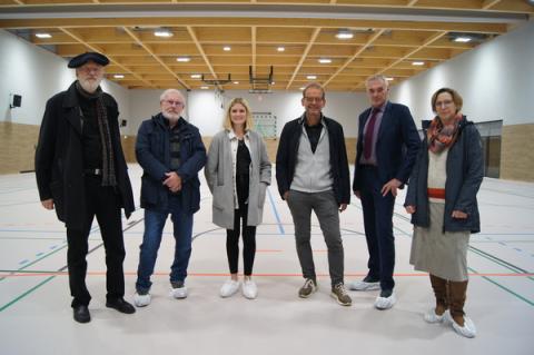 Sechs Menschen in Sporthalle