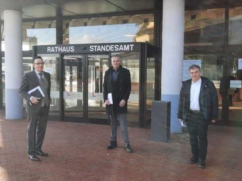 Drei Männer stehen vor Rathaus Kamp-Lintfort