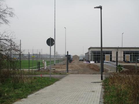 Radweg, im Hintergrund Baustelle