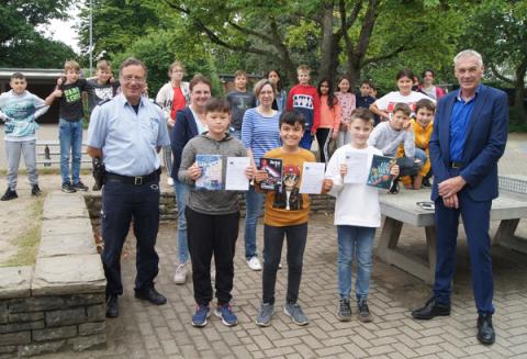 Gruppenbild mit Kindern und Erwachsenen