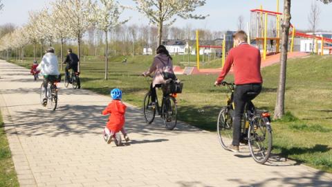 Familie auf Radtour