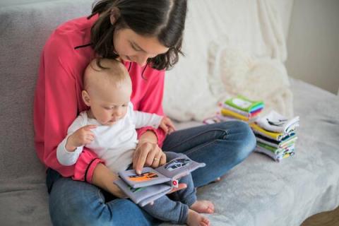 Mutter liest Baby Buch vor