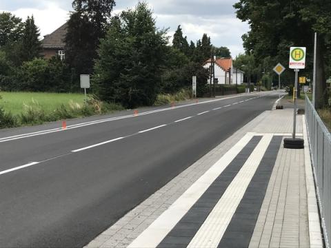 Blick auf Straße mit Bushaltestelle