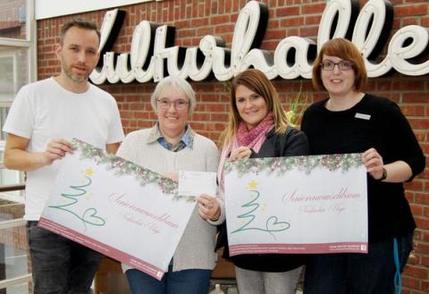 Melanie Kiesendahl, Initiatorin des Seniorenwunschbaums (2.v.r.) mit den Unterstützern (v.l.) Axel Tappertzhofen (KulturCafé), Elisabeth Teschner (Schreibwaren Teschner) und Sabrina Daubenspeck (Stadt Neukirchen-Vluyn).