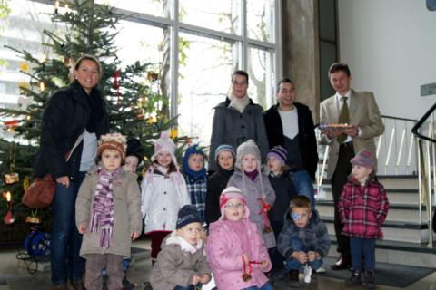 Kinder schmücken den Tannenbaum