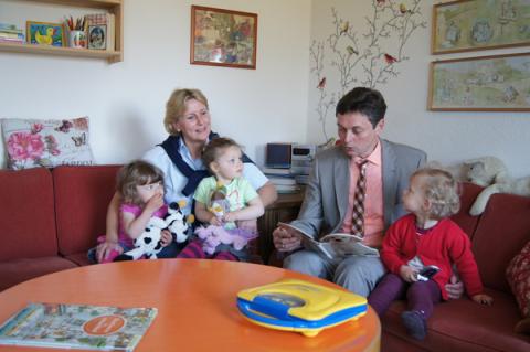 Amelie von Heimendahl und Bürgermeister Harald Lenßen im neuen Kinderpflegetagesbetrieb