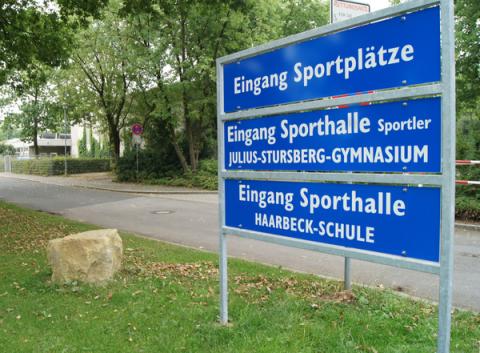 Hinweisbeschilderung am Schulzentrum