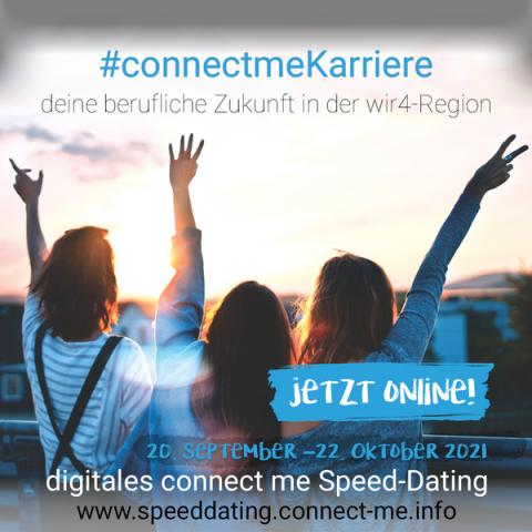 Personen strecken die Hände in die Luft