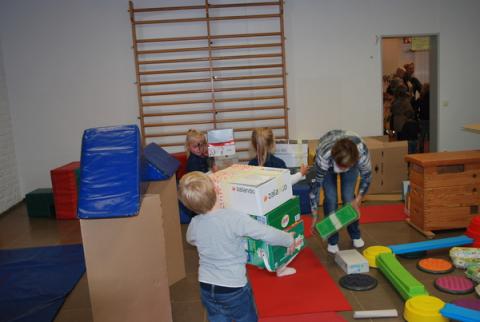 Auch wenn der Umzug schon gemeistert war, packten die Kinder beim Tag der Offenen Tür kräftig mit an