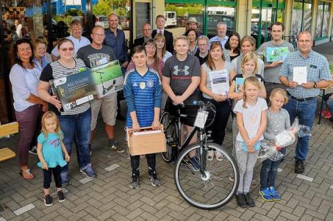 Glückliche Gewinner bei Tombola des Gewerbeparkfest 
