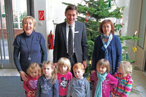 Kinder schmücken den Tannenbaum