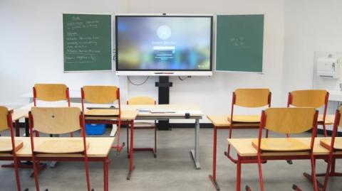 Blick in einen Klassenraum mit Smartboard