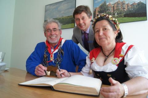 Edgar und Ursula Bochnig tragen sich ins Gästebuch der Stadt Neukirchen-Vluyn ein