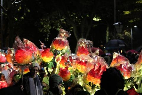 Kinder mit Laternen im Dunkeln