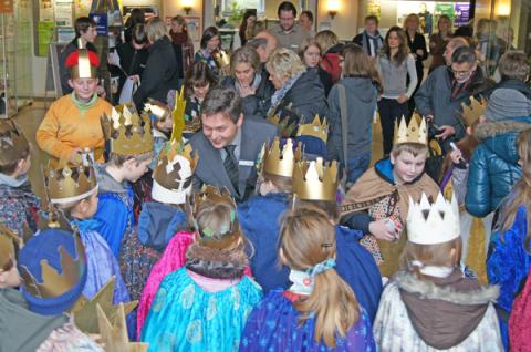 Sternsinger bringen Segen ins Rathaus Neukirchen-Vluyn