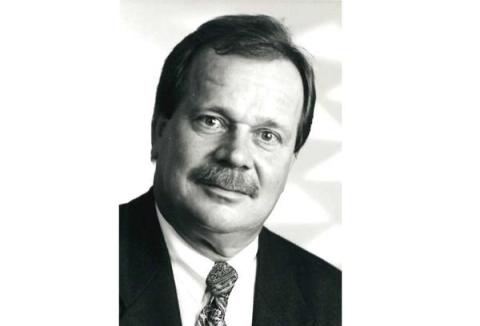 Portraitbild in schwarz-weiß