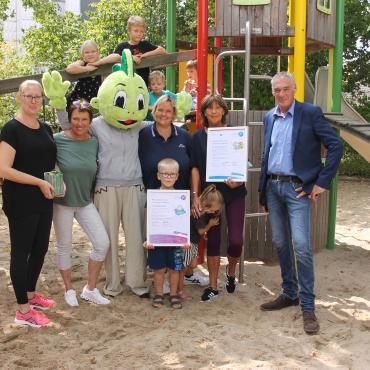 Gruppenfoto vor Klettergerüst