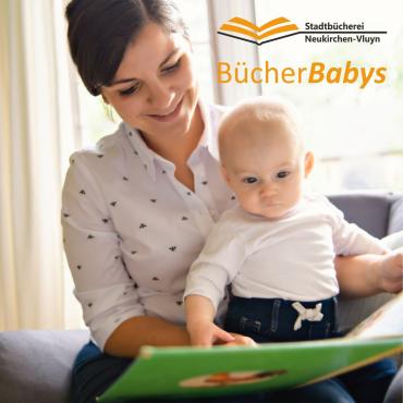 Frau zeigt Baby ein Buch