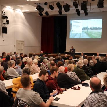 Saal mit vielen Menschen die Präsentation anschauen