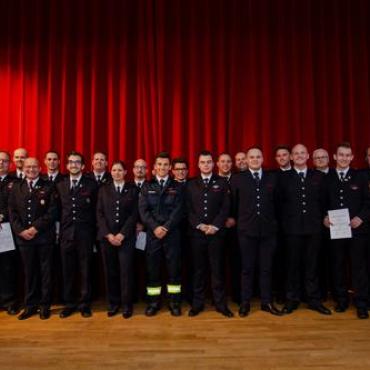 Die Geehrten der Feuerwehr Neukirchen-Vluyn mit Wehrleiter Lutz Reimann (l.), Kreisbrandmeister Udo Zurmühlen (2.v.r.) und Bürgermeister Harald Lenßen (3.v.r.) Die Geehrten der Feuerwehr Neukirchen-Vluyn mit Wehrleiter Lutz Reimann (l.), Kreisbrandmeister Udo Zurmühlen (2.v.r.) und Bürgermeister Harald Lenßen (3.v.r.)