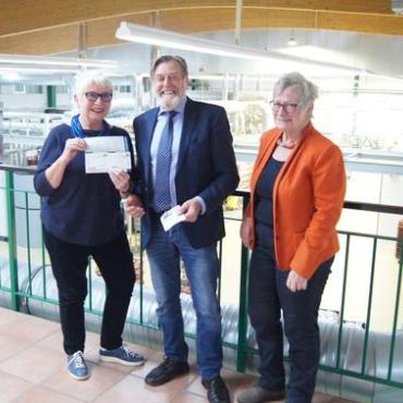 Stv. Bürgermeister überreicht Gewinn Stv. Bürgermeister überreicht Gewinn