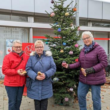 3 Frauen vor Weihnachtsbaum im Freien 3 Frauen vor Weihnachtsbaum im Freien