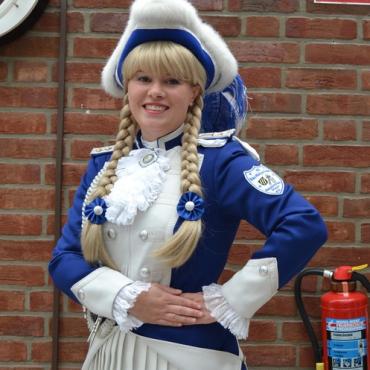 Frau trägt blau weiße Uniform