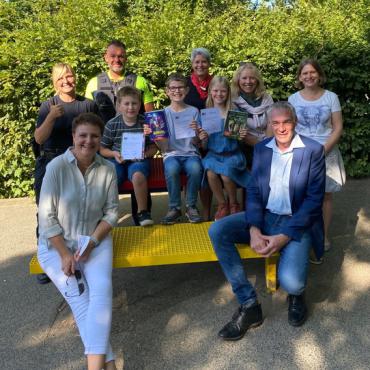 Gruppenbild mit Kindern und Erwachsenen Gruppenbild mit Kindern und Erwachsenen