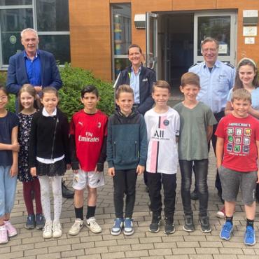 Gruppenbild mit Kindern und Erwachsenen Gruppenbild mit Kindern und Erwachsenen
