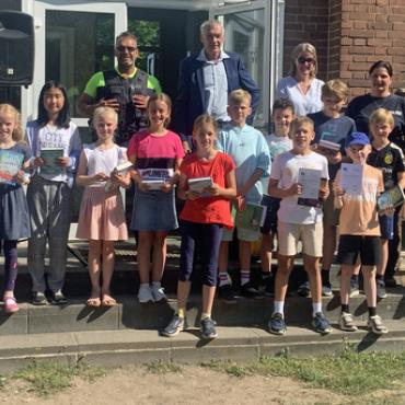 Gruppenbild mit Kindern und Erwachsenen Gruppenbild mit Kindern und Erwachsenen