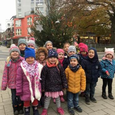 Kindergartenkinder schmücken Neukirchen-Vluyner Weihnachtsbäume Kindergartenkinder schmücken Neukirchen-Vluyner Weihnachtsbäume