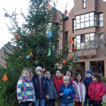 Kinder der Kita Kranichstraße haben den Weihnachtsbaum im Dorf Neukirchen geschmückt Kinder der Kita Kranichstraße haben den Weihnachtsbaum im Dorf Neukirchen geschmückt