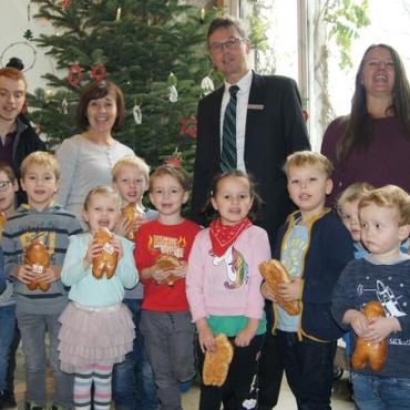 Kindergartenkinder schmücken Neukirchen-Vluyner Weihnachtsbäume Kindergartenkinder schmücken Neukirchen-Vluyner Weihnachtsbäume