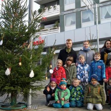 Kinder der Kita Diesterwegstraße haben den Weihnachtsbaum auf dem Vluyner Platz geschmückt Kinder der Kita Diesterwegstraße haben den Weihnachtsbaum auf dem Vluyner Platz geschmückt